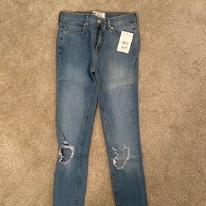 Free people never worn, tags still on. Size 25 distressed jeans